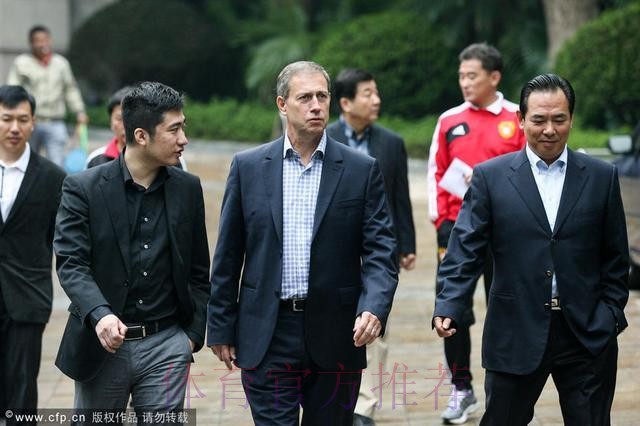 佩兰正式出任中国男足主教练 蔡振华赠送队服