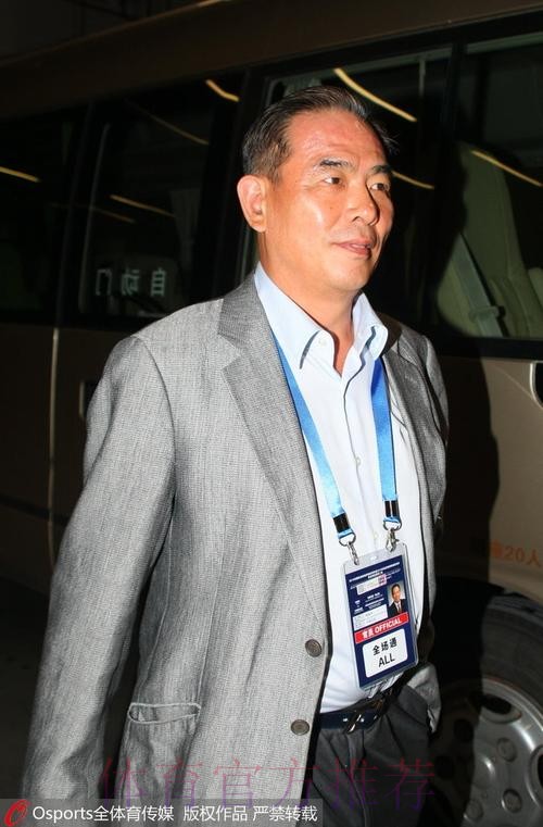 佩兰正式出任中国男足主教练 蔡振华赠送队服